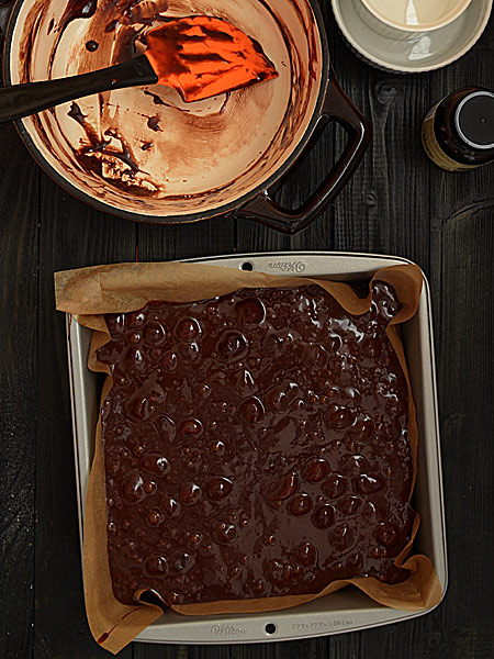 шоколадный пирог с вишней и чили
